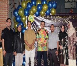 Kaprodi Ilmu Komunikasi Umri Fitria Mayasari MA dan Wakil Dekan Eka Putra Nazir ST MSc turut hadir menyaksikan penayangan perdana film pendek mahasiswa di CGV Transmart Pekanbaru.(foto: istimewa)